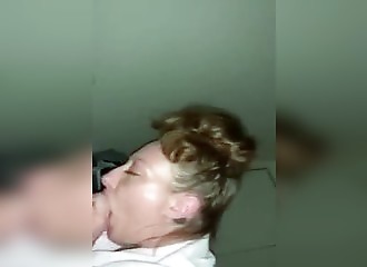 Maman risque de s’étouffer avec cette grosse bite black qu’elle pompe