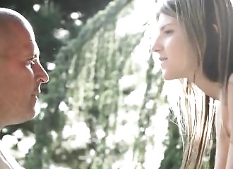 Pipe et éjaculation dans la face pour une russe