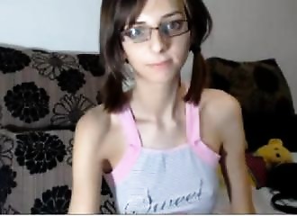 Affinités en cam avec une brune à couettes