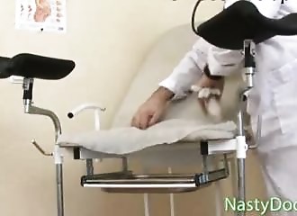 Spéculum dans la chatte et sexe au cabinet