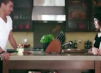 Sa bite visite ses zones érogènes