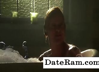 Elle va dans la salle de bain pour baiser