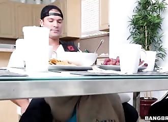 Arabe aux gros nichons baisée hard