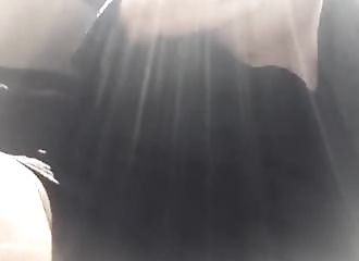 Amatrice en nylon dans le train