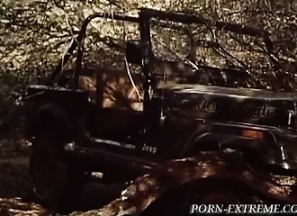 Ils tirent cette inconnue poilue par terre