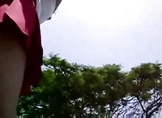 Pervers filme sous la jupe d'un inconnue